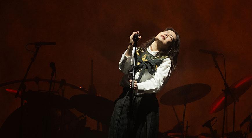 ABD’li şarkıcı Mitski İstanbul’u büyüledi! ‘Size karşı mahcup oluyorum’