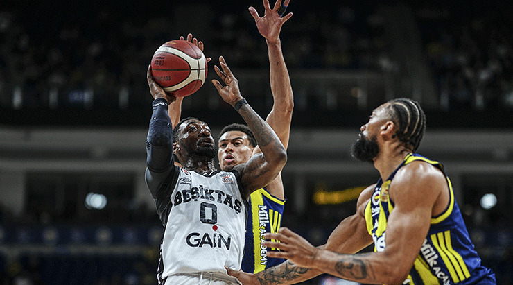 Basketbolda derbi maçında Beşiktaş, Fenerbahçe’yi mağlup etti!