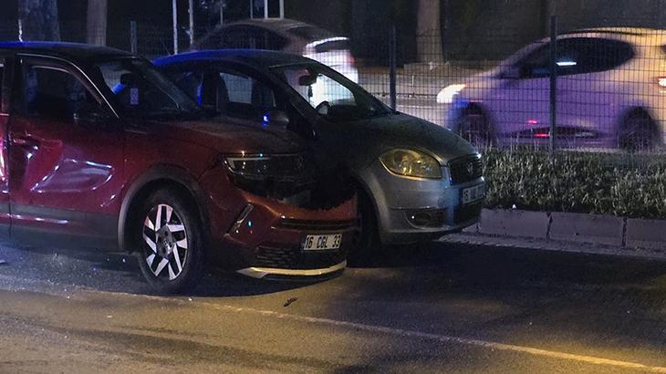 Bursa’da otomobil, kırmızı ışıkta bekleyen otomobile çarptı! 3 yaralı