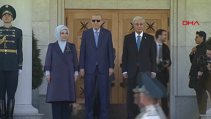 Cumhurbaşkanı Erdoğan Kazakistan’da Tokayev tarafından resmi törenle karşılandı
