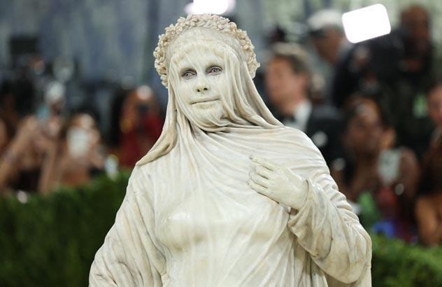 Met Gala’da yıldız rüzgarı! Birbirinden renkli kostümler, kırmızı halıdan ilginç görüntüler
